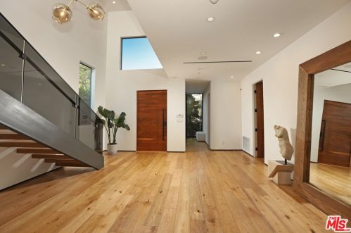 4439 Stansbury Ave, Van Nuys, CA 91423-2718