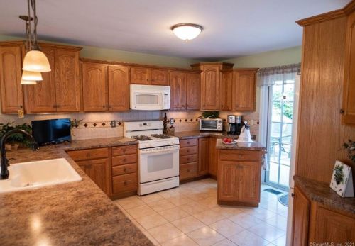 3 Woodruff St, Southington, CT 06489-3320