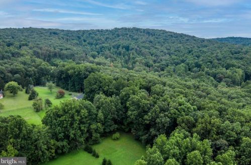 2421 Deep Hollow Rd, York, PA 17315-2513