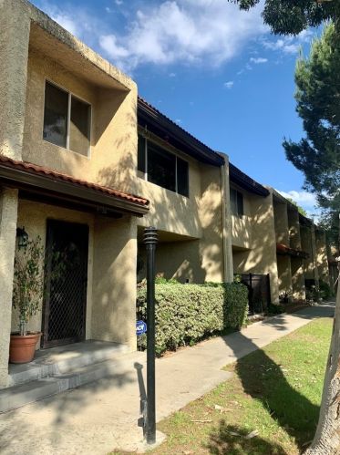 9732 Via Roma, Burbank, CA 91504-1135
