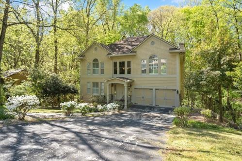 530 Elden Dr, Atlanta GA  30342-2036 exterior