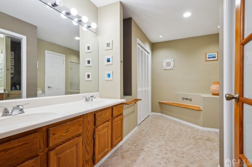62 Springwood Ct, Princeton NJ  08540-9404 exterior