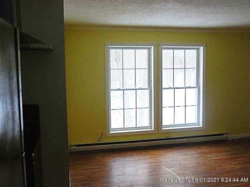 33 Wayside Ave, Bridgton, ME 04009-1200