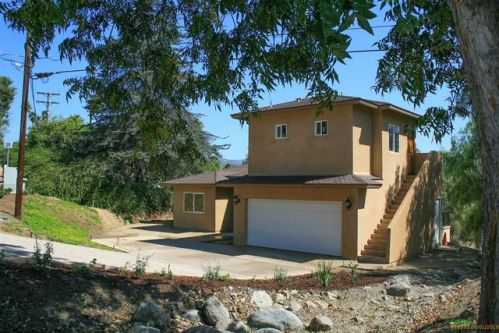 1418 Clarence Dr, Vista, CA 92084-7243