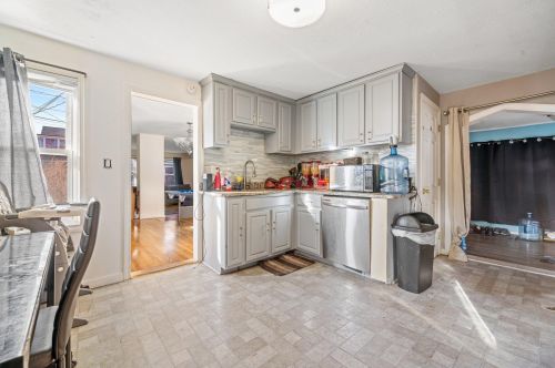 13 Grove St, Nashua, NH 03064-2255