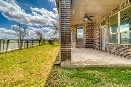 302 Round Lake Dr, Richmond TX 77469-1778 exterior