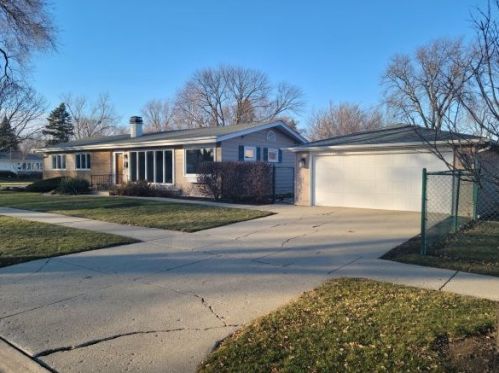 701 Eastman Dr, Mount Prospect, IL 60056-2129