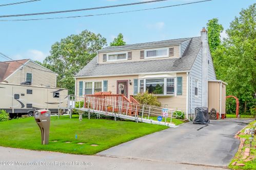 726 Oak Rd, Lacey Township, NJ 08734-2217
