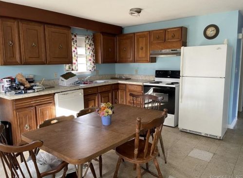 86 Oakwood Rd, Niantic CT  06357-2025 exterior