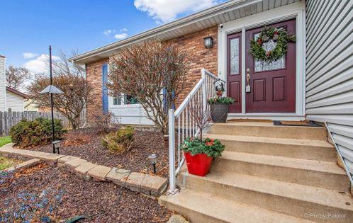 479 Blackhawk Dr, Carol Stream, IL 60188-1735