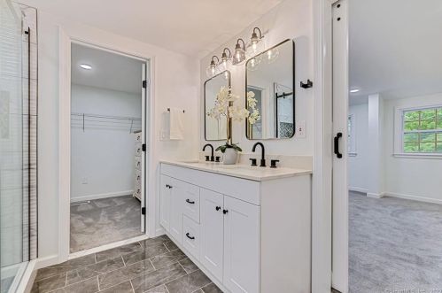 1090 Avery St, Wapping CT  06074-2301 exterior
