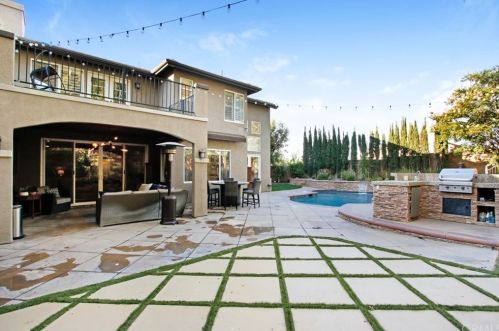 8730 Foxhollow Dr, Anaheim CA  92808-1674 exterior