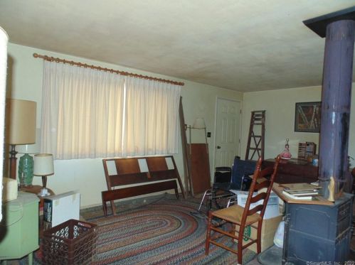 52 Farnham Rd, Wapping, CT 06074-1114