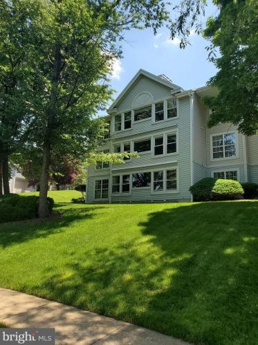 106 Country Place Dr, Lancaster, PA 17601-1775