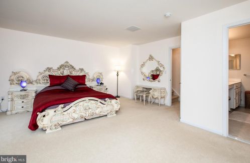 9 Nestlewood Way, Princeton NJ  08540-6132 exterior