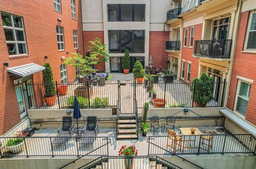 560 Dutch Valley Rd, Atlanta GA  30324-5304 exterior