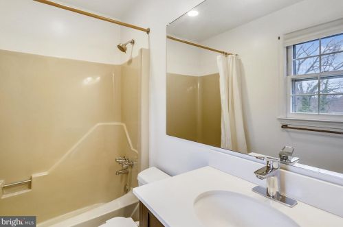 800 Rosemere Ave, Silver Spring MD 20904-3020 exterior