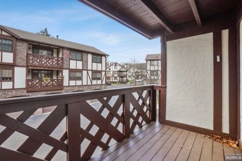 2305 Hemingway Ln, Mahwah, NJ 07430-2310