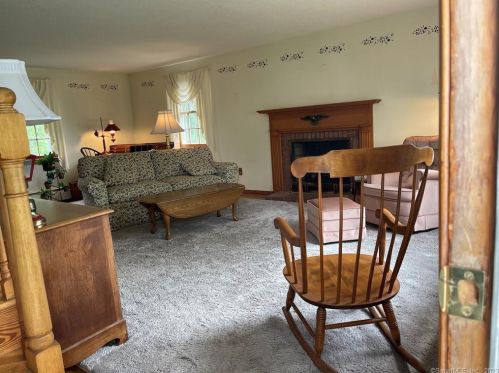 38 Fernwood Dr, Windsor Locks, CT 06096-1408