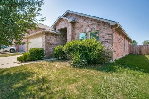 5617 Talons Crest Cir, Fort Worth TX  76179-7214 exterior
