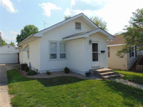 131 4th St, Roxana, IL 62084-1321