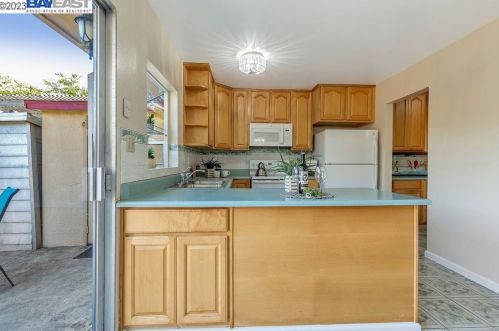 27384 Marigold Ct, Hayward, CA 94545-4123