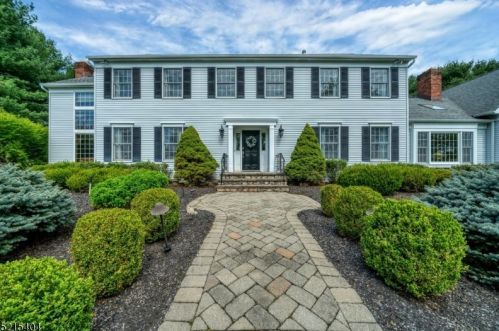 17 Chestnut Dr, Chester, NJ 07930-2815