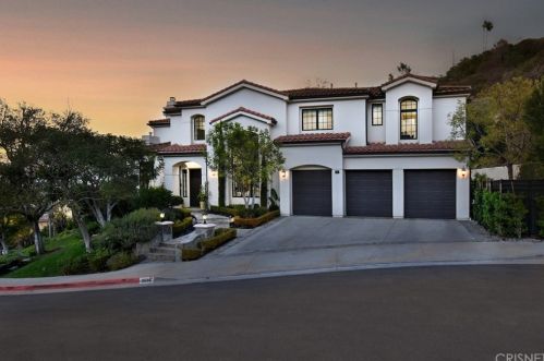 3686 Benedict Canyon Ln, Van Nuys, CA 91423-4679