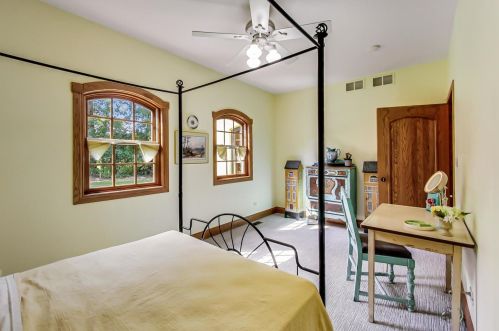 8901 Maple Ave, Willowbrook IL 60527-6469 exterior