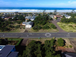 1917 Bayshore Dr, Waldport OR  97394-9414 exterior