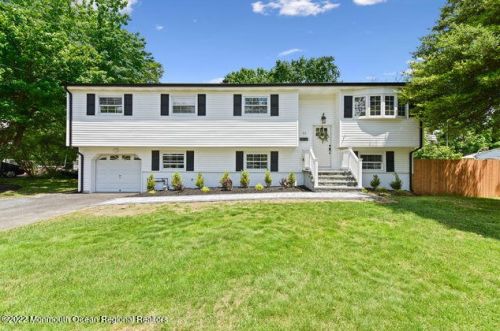 13 Thorne Pl, Middletown, NJ 07748-1408