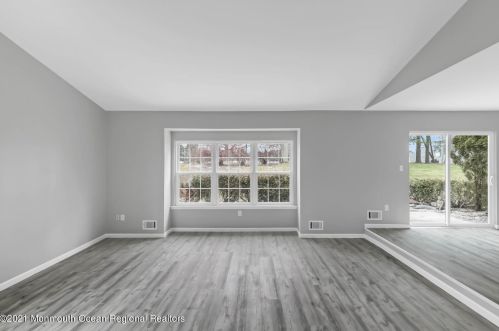 52 Redwood Dr, Tinton Falls NJ 07712-8702 exterior