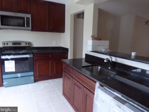 7305 Rolling Oak Ln, Springfield VA  22153-2015 exterior