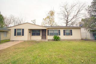 5407 Willow Glen Dr, Houston TX  77033-2848 exterior