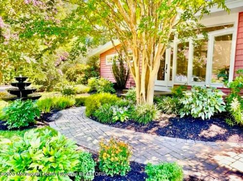 172 Parkview Ter, Lincroft, NJ 07738-1365