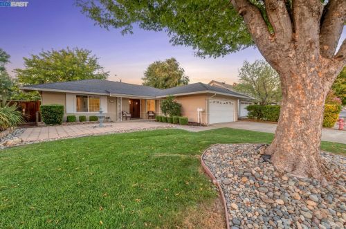 872 Pine St, Livermore, CA 94551-1820