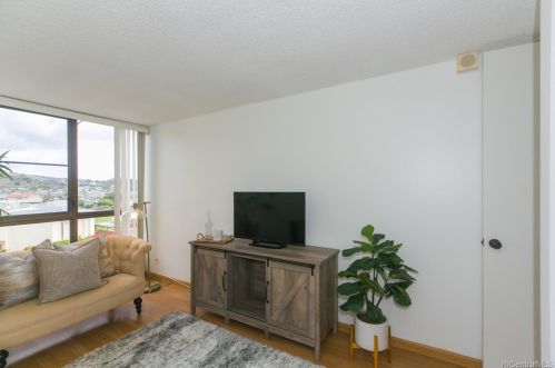 3138 Waialae Ave, Honolulu HI  96816-1535 exterior