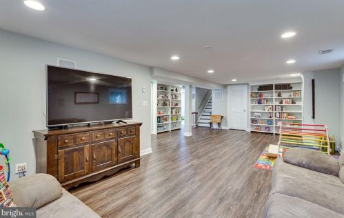 909 Roswell Dr, Silver Spring MD 20901-2128 exterior