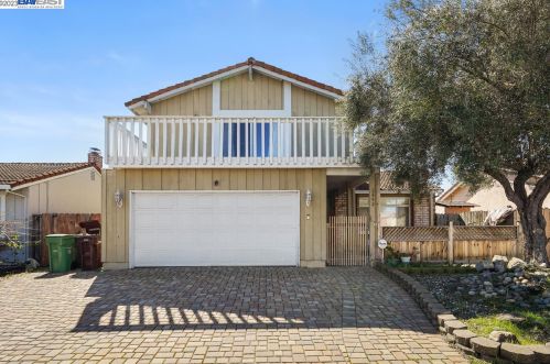 2490 Cabrillo Dr, Hayward, CA 94545-4557