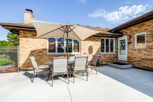 331 Ridgemoor Dr, Willowbrook IL  60527-5419 exterior