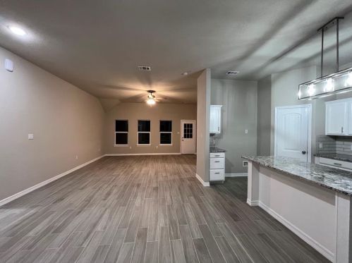 2400 San Gabriel Dr, Granbury, TX 76048-6433