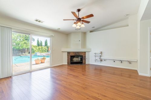 1176 Williams Ct, Manteca, CA 95337-8301