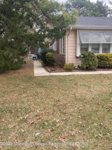 5 Molly Pitcher Ct, Lakehurst, NJ 08759-1567