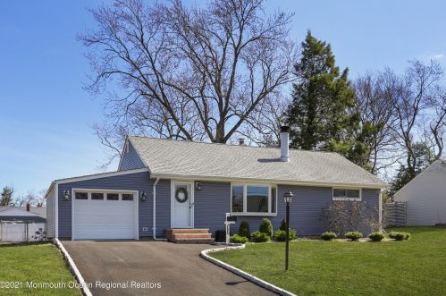 51 Fairview Dr, Middletown, NJ 07748-3609