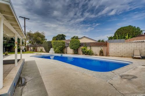 1111 Beacon Ave, Anaheim CA  92802-1811 exterior