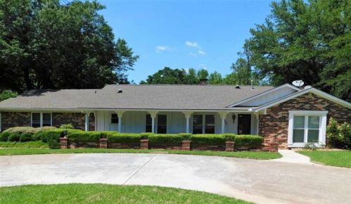 2239 Hickory Dr, Ardmore, OK 73401-3433