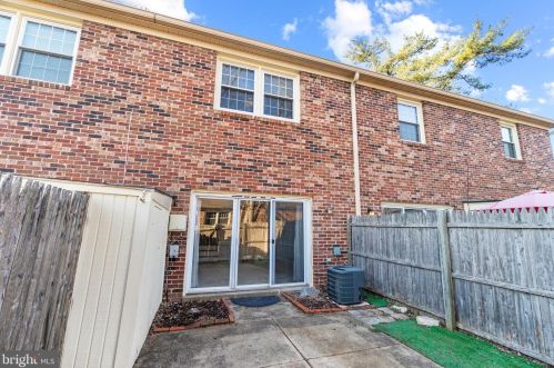 8376 Penshurst Dr, Springfield VA  22152-1135 exterior