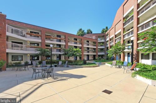 1951 Sagewood Ln, Herndon VA  20191-5409 exterior