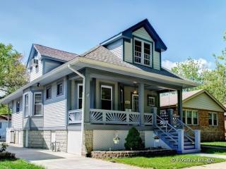 9439 Congress Park Ave, Brookfield, IL 60513-2254