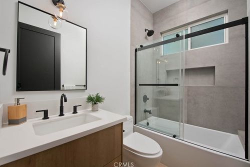 926 Valley St, Burbank CA  91505-2738 exterior